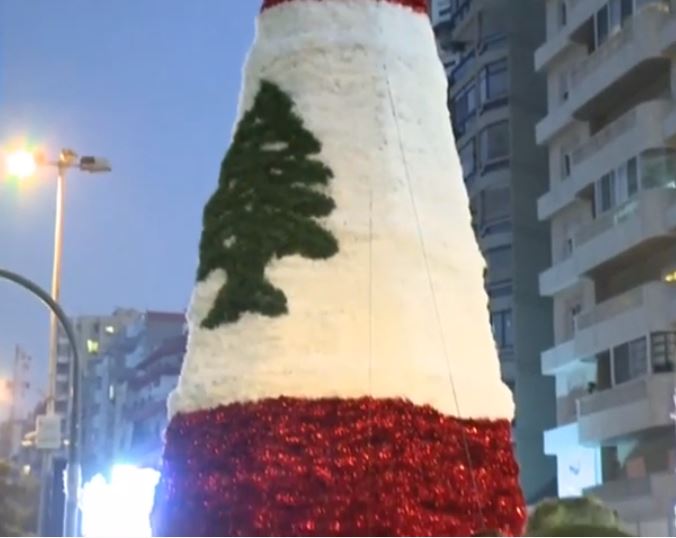 إعادة ترميم شجرة عيد الميلاد فى طرابلس اللبنانية