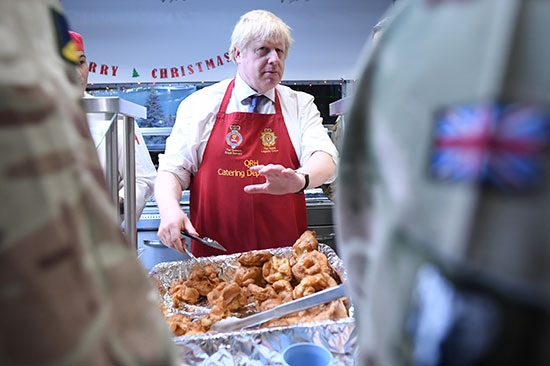 يشارك جونسون فى اعداد غداء عيد الميلاد للقوات البريطانية فى استونيا