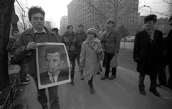 رجل يحمل صورة لنيقولا تشاوشيسكو خلال انتفاضة بوخارست