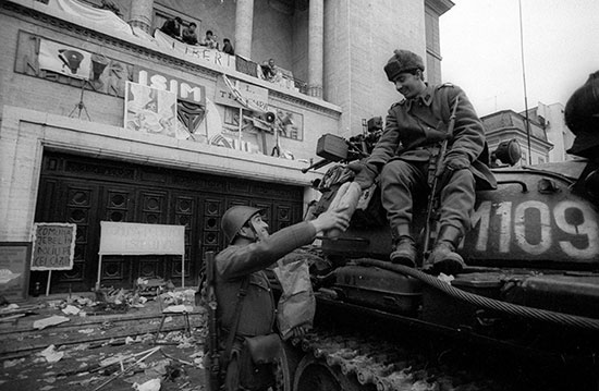 جنود يجلسون فوق دبابة