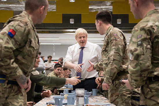رئيس الوزراء بوريس جونسون يتحدث مع القوات البريطانية المتمركزة في إستونيا