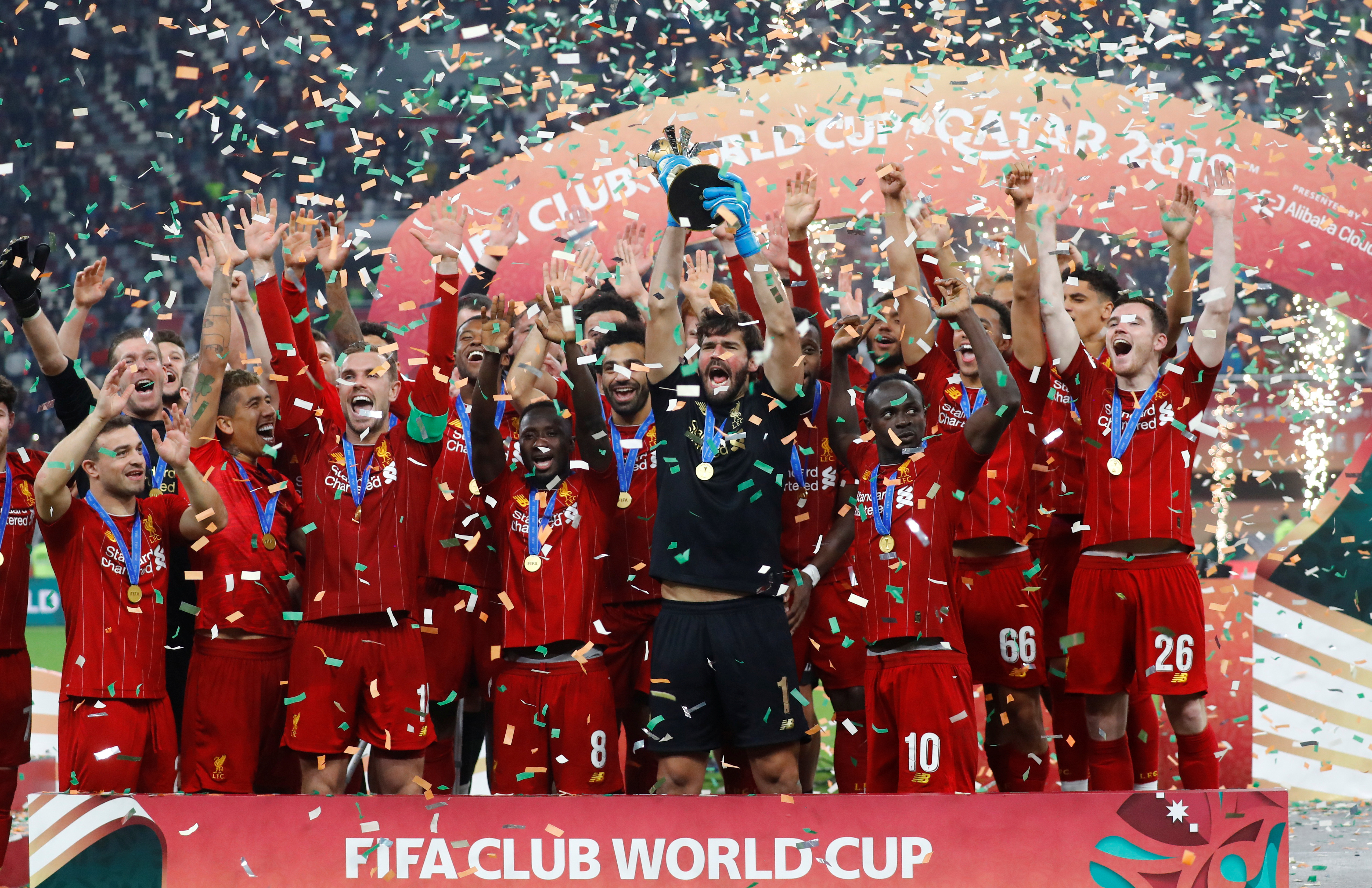 اليسون يرفع الكاس مع لاعبي ليفربول