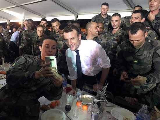 ماكرون يلتقط صورة شخصية مع جنود فرنسيين