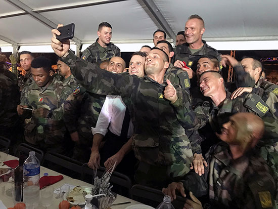 الرئيس الفرنسي  إيمانويل ماكرون يلتقط صورة شخصية مع جنود فرنسيين