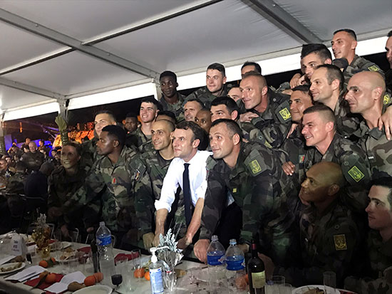 صورة جماعية للرئيس الفرنسى والجنود الفرنسيون