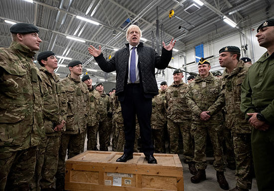 رئيس الوزراء بوريس جونسون يتحدث خلال زيارة للقوات البريطانية المتمركزة في إستونيا في قاعدة تابا العسكرية