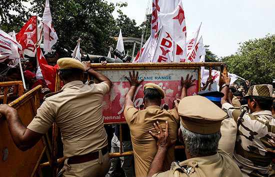 اشتباكات بين المتظاهرين وضباط الشرطة الهندية