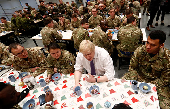 جولة رئيس الوزراء البريطانى فى معسكر القوات البريطانية فى استونيا