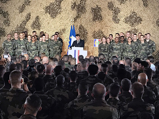 الرئيس الفرنسي ماكرون يخاطب الجنود الفرنسيين في معسكر بورت بويت العسكري في أبيدجان