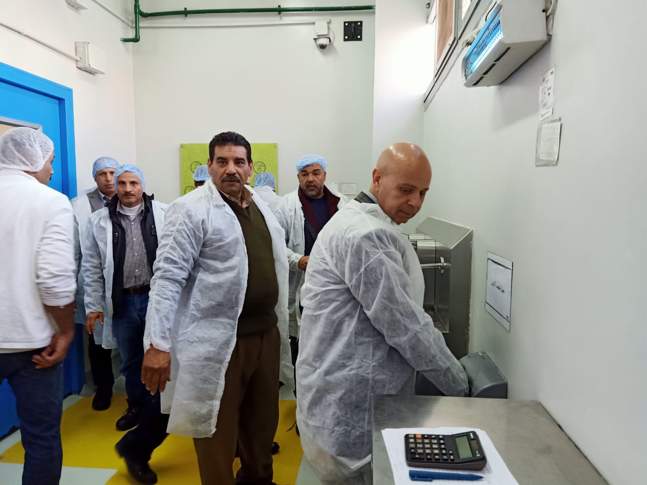 الدكتور هشام شوقى مسعود وكيل وزارة الصحة بالشرقية خلال جولته بالمصنع (3)