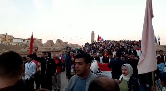آلاف السياح يشاهدون سحر تعامد الشمس بمعبد الكرنك (7)