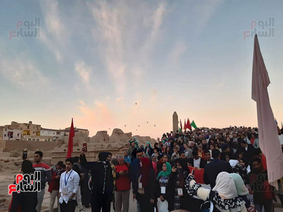 آلاف السياح يشاهدون سحر تعامد الشمس بمعبد الكرنك (5)