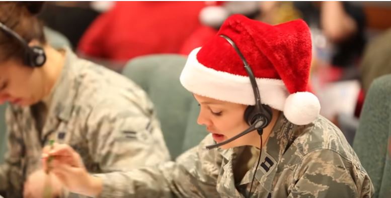 قيادة الدفاع الجوى الأمريكية تتابع رحلة بابا نويل لتوزيع الهدايا