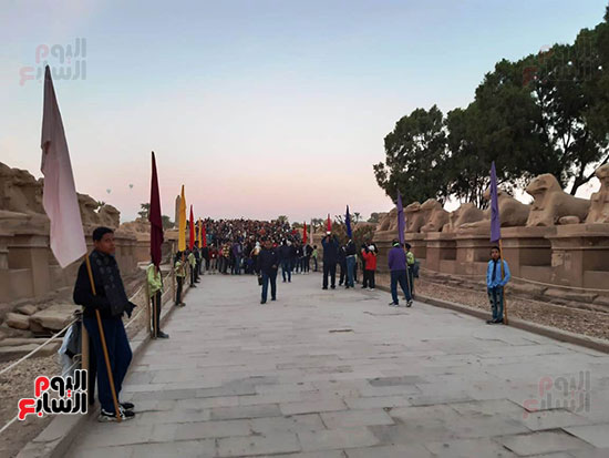 آلاف السياح يشاهدون سحر تعامد الشمس بمعبد الكرنك (6)