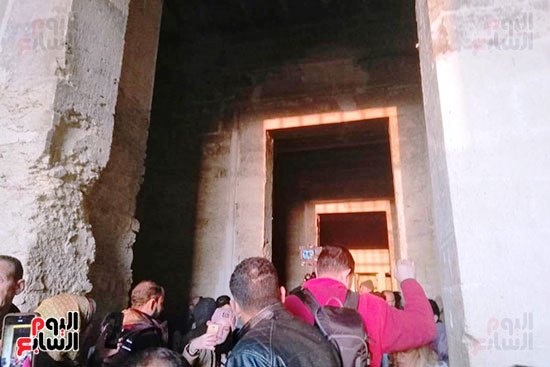 مواطنون يلتقطون صورًا تذكارية مواطنون يلتقطون صورًا تذكارية