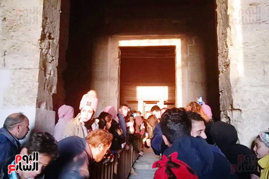 زحام أمام قدس الأقداس بمعبد قصر قارون زحام أمام قدس الأقداس بمعبد قصر قارون