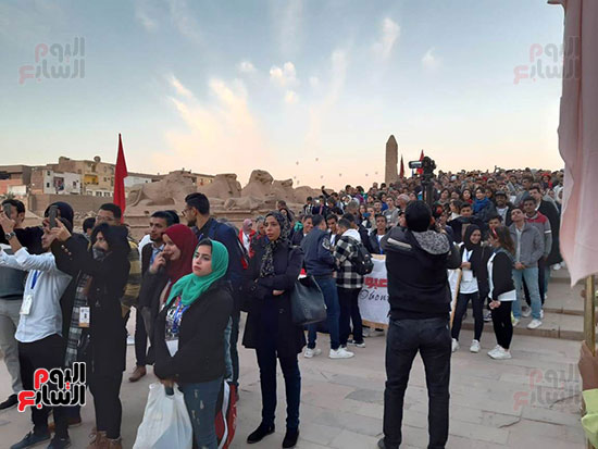 آلاف السياح يشاهدون سحر تعامد الشمس بمعبد الكرنك (3)