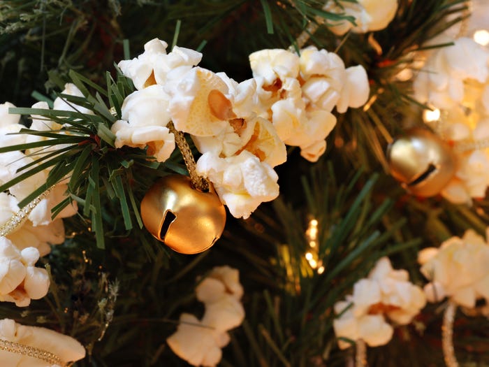 استخدام الفشار في تزيين شجرة عيد الميلاد