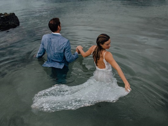 العروسان فى الماء