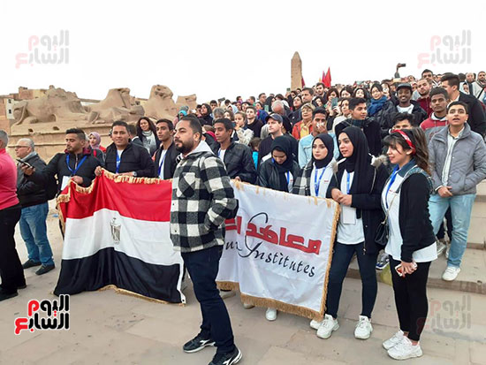 آلاف السياح يشاهدون سحر تعامد الشمس بمعبد الكرنك (1)