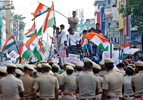 الشرطة الهندية تحيط بالمحتجين