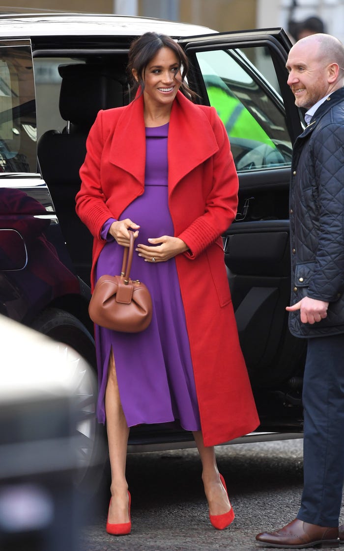 ميجان ترتدى معطف أحمر وفستان أرجواني أنيق