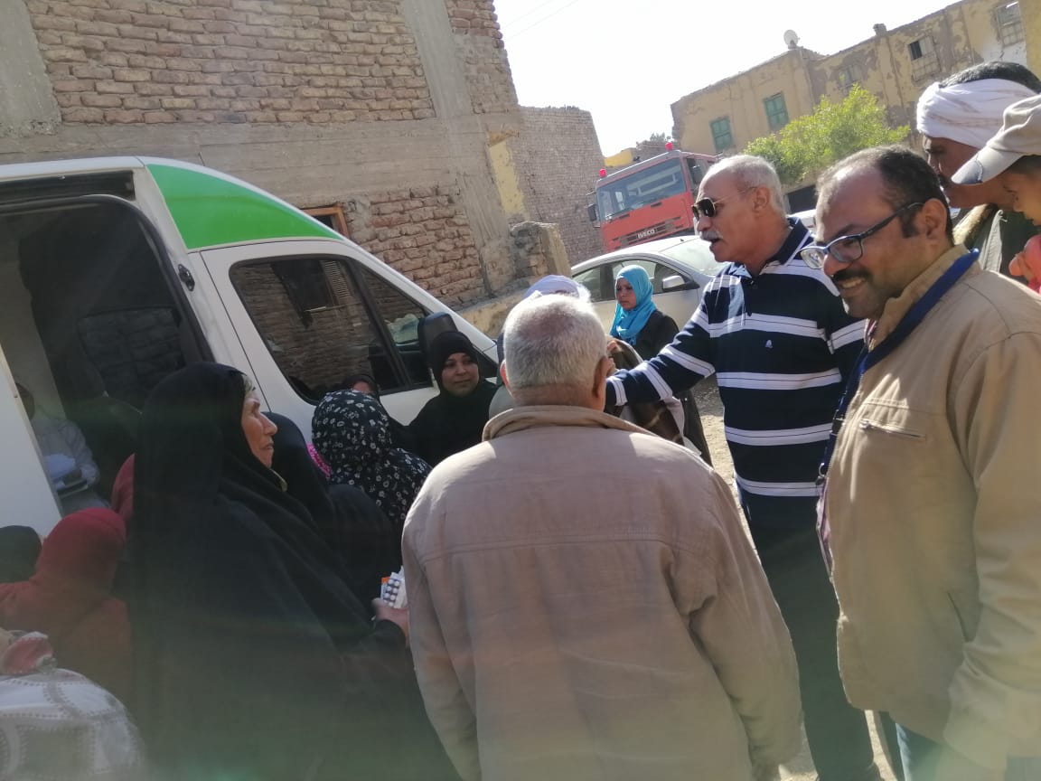 رئيس مدينة القرنة يتافقد فعاليات قافلة طبية بمختلف التخصصات بقرية حاجر الأقالته (2)