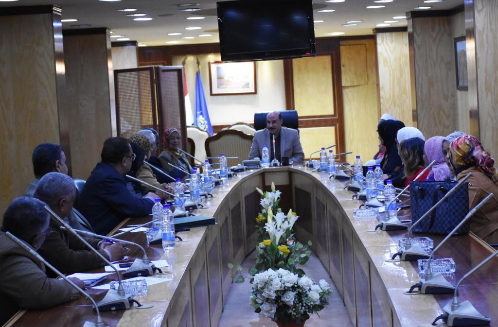 محافظ أسوان يلتقى أعضاء فرع المجلس القومى للمرأة (2)