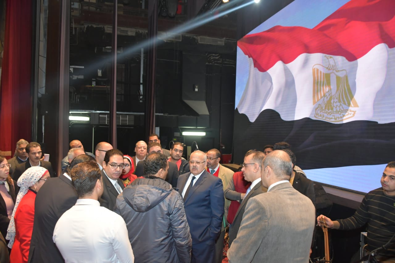 رئيس جامعة القاهرة يجتمع باللجنة المنظمة لحفل عيد العلم 16  (1)