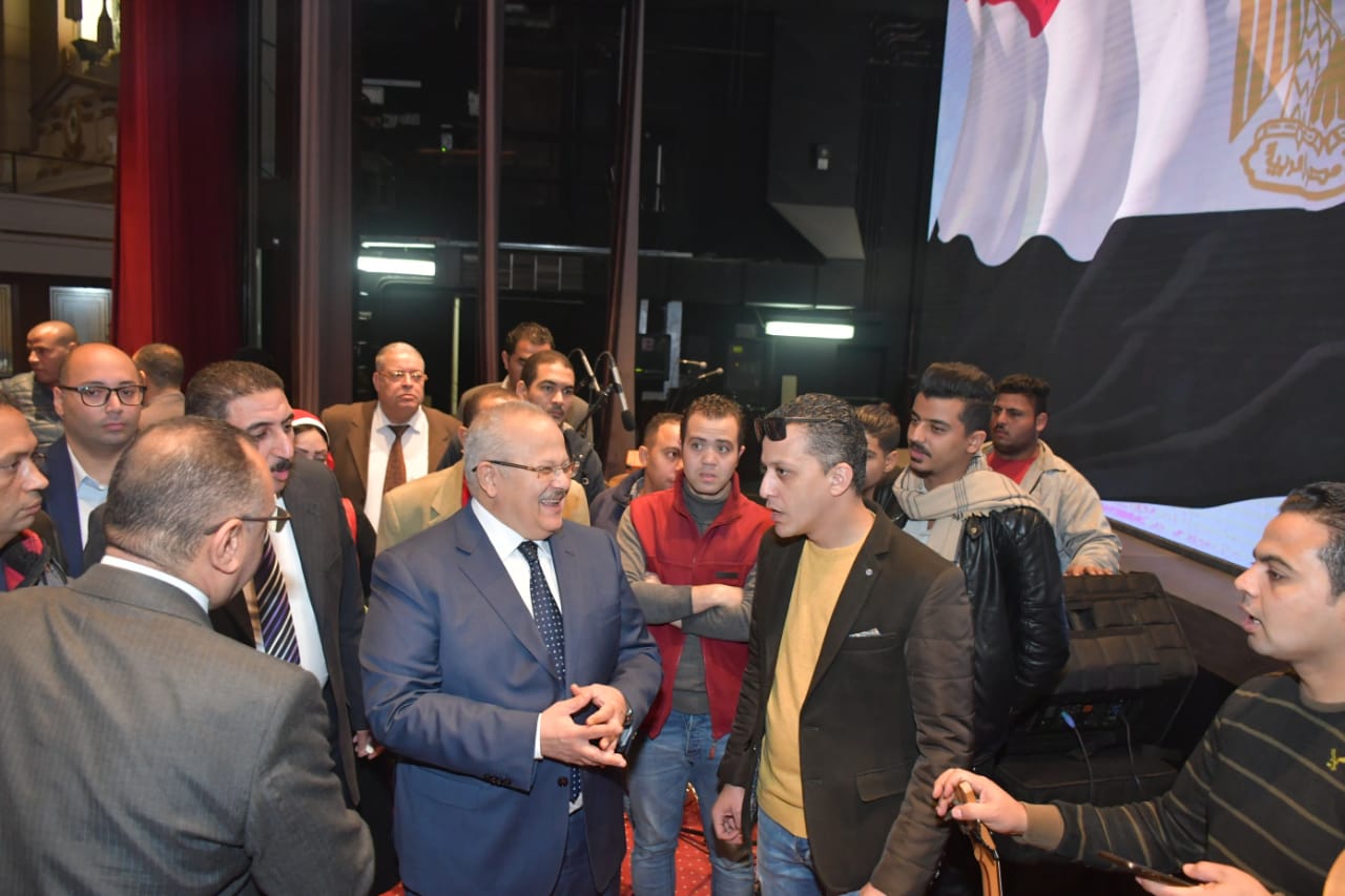 رئيس جامعة القاهرة يجتمع باللجنة المنظمة لحفل عيد العلم 16  (3)