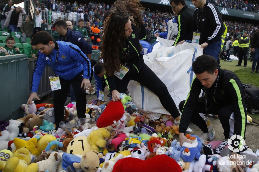 جماهير ريال بيتيس يتبرعون بهدايا عيد الميلاد لجمعية خيرية