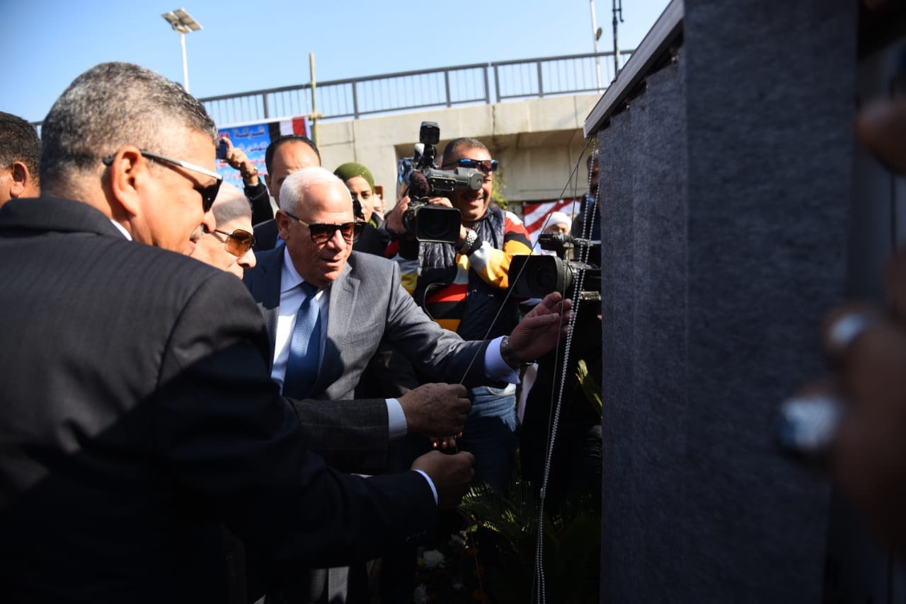 محافظ بورسعيد ورئيس هيئة قناة السويس يفتتحان الممشى السياحى (2)