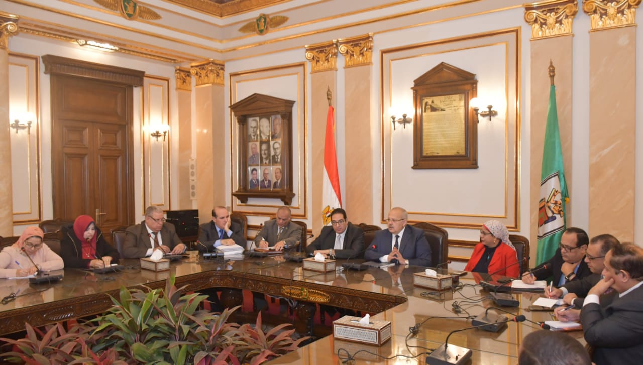 رئيس جامعة القاهرة يجتمع باللجنة المنظمة لحفل عيد العلم 16  (2)