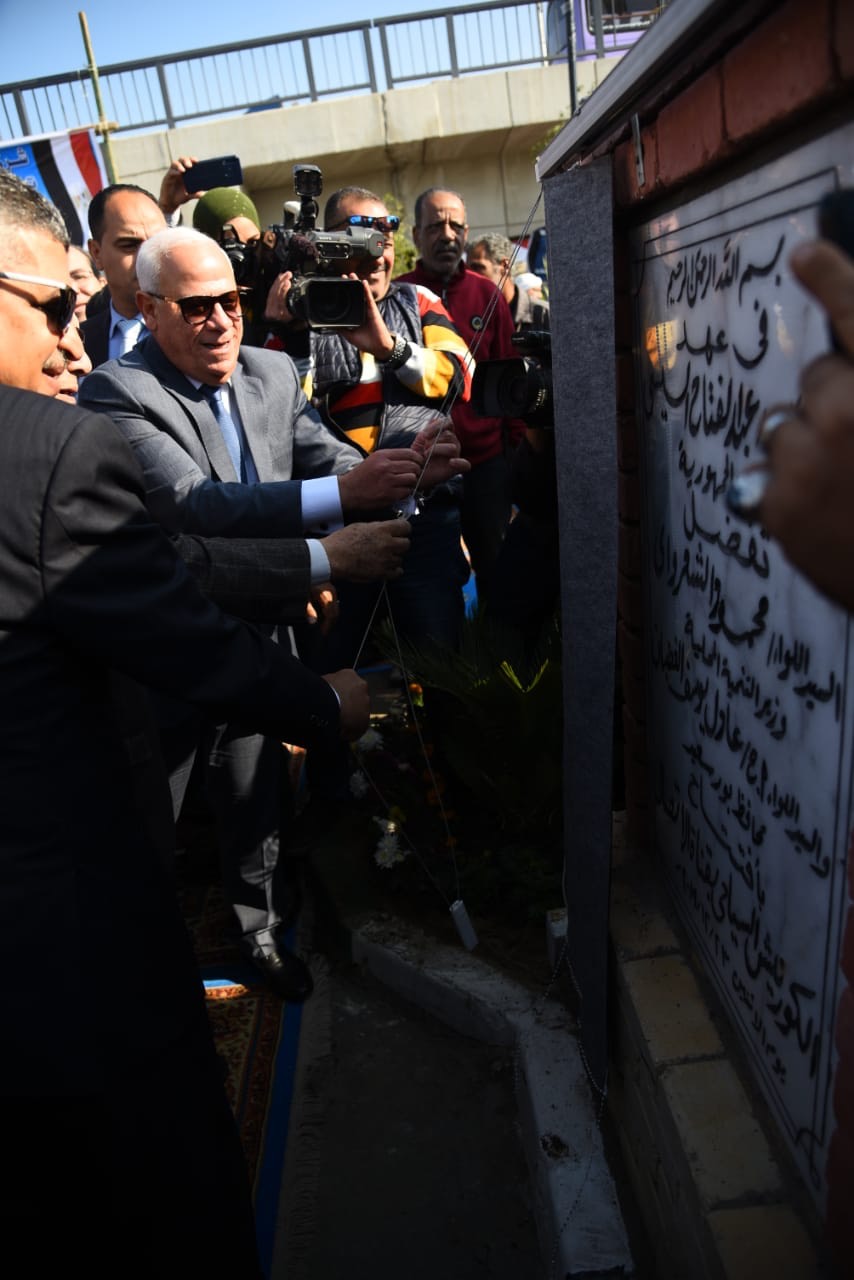 محافظ بورسعيد ورئيس هيئة قناة السويس يفتتحان الممشى السياحى (4)