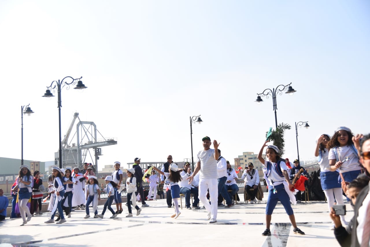محافظ بورسعيد ورئيس هيئة قناة السويس يفتتحان الممشى السياحى (8)