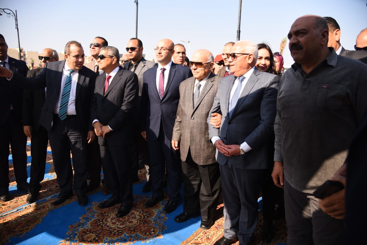 محافظ بورسعيد ورئيس هيئة قناة السويس يفتتحان الممشى السياحى (13)