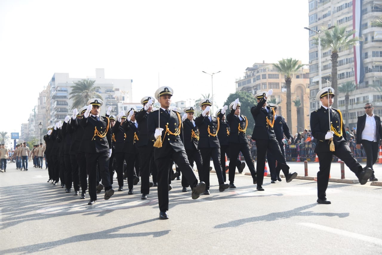 محافظ بورسعيد يشاهد العرض العسكرى والفنى للاحتفالات المحافظة بعيدها القومى (14)