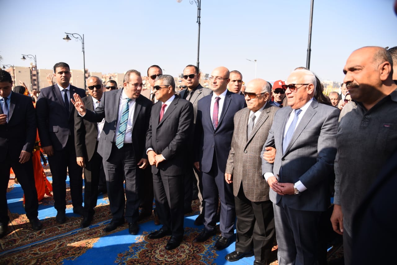 محافظ بورسعيد ورئيس هيئة قناة السويس يفتتحان الممشى السياحى (7)