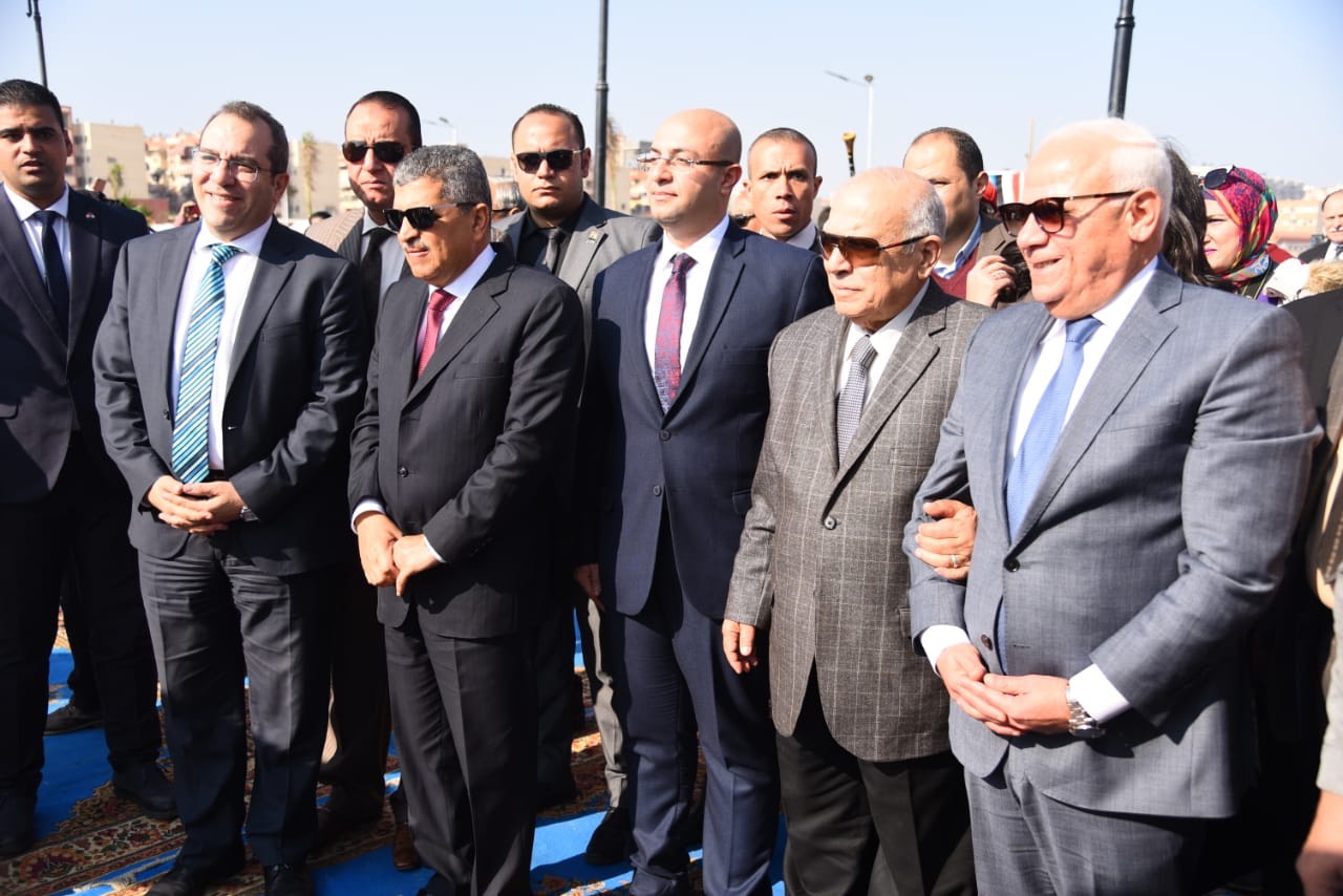 محافظ بورسعيد ورئيس هيئة قناة السويس يفتتحان الممشى السياحى (14)