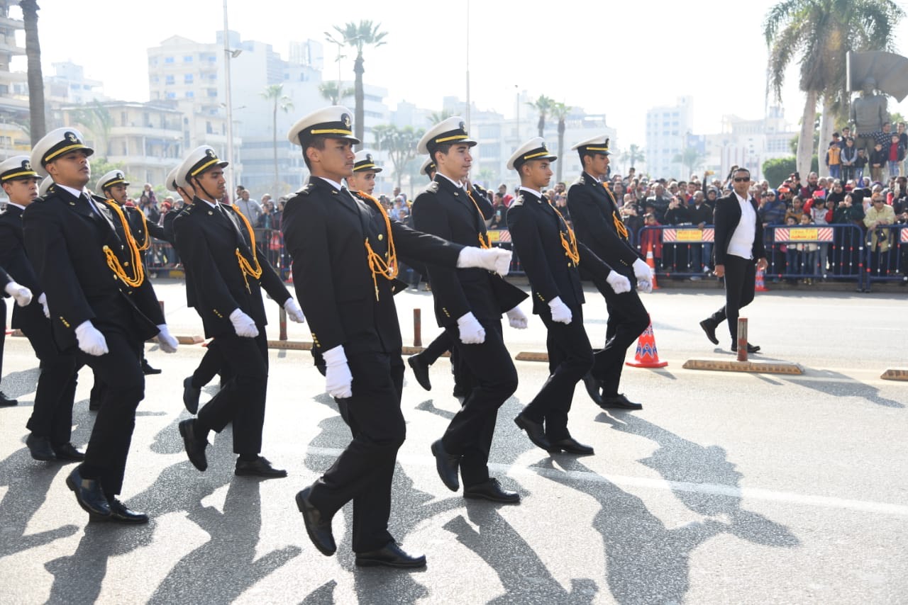 محافظ بورسعيد يشاهد العرض العسكرى والفنى للاحتفالات المحافظة بعيدها القومى (17)