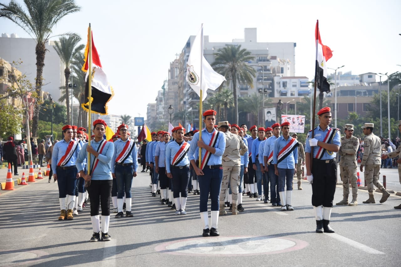 محافظ بورسعيد يشاهد العرض العسكرى والفنى للاحتفالات المحافظة بعيدها القومى (8)