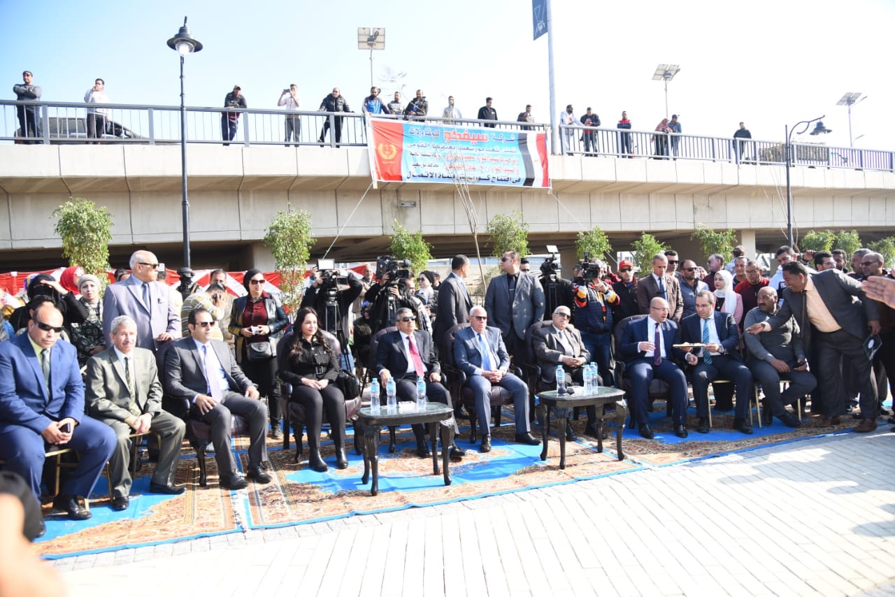 محافظ بورسعيد ورئيس هيئة قناة السويس يفتتحان الممشى السياحى (1)