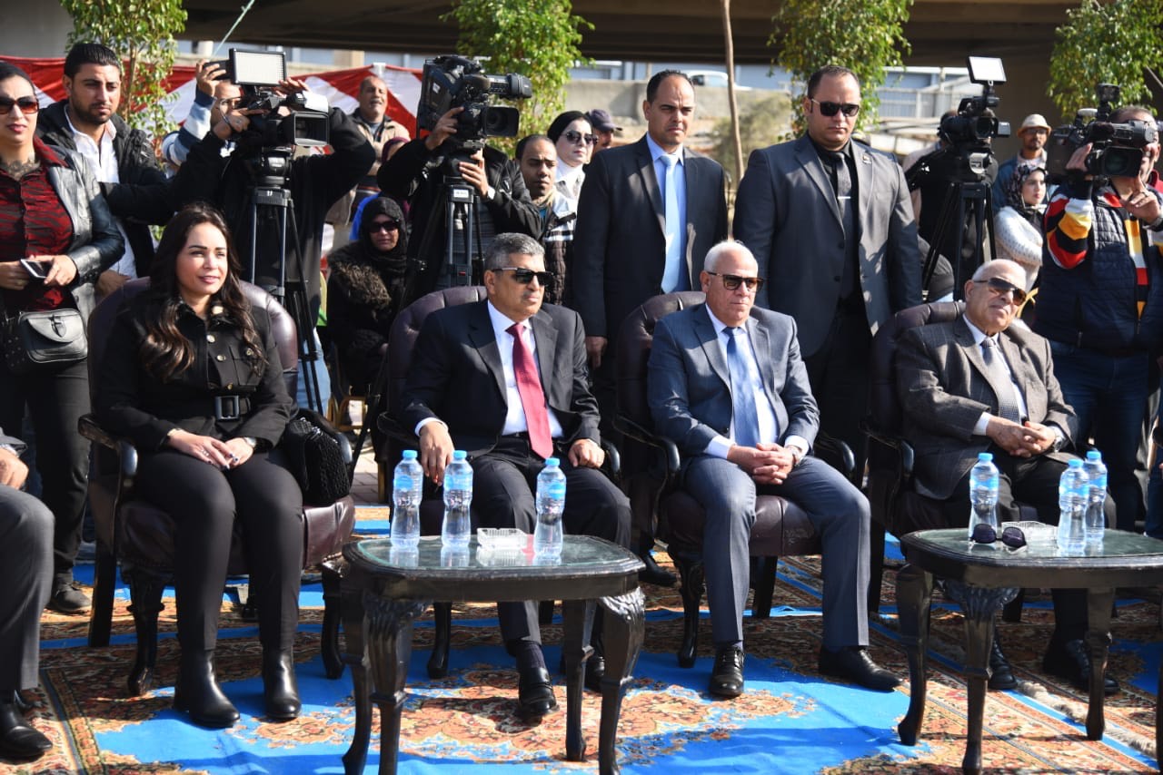 محافظ بورسعيد ورئيس هيئة قناة السويس يفتتحان الممشى السياحى (3)