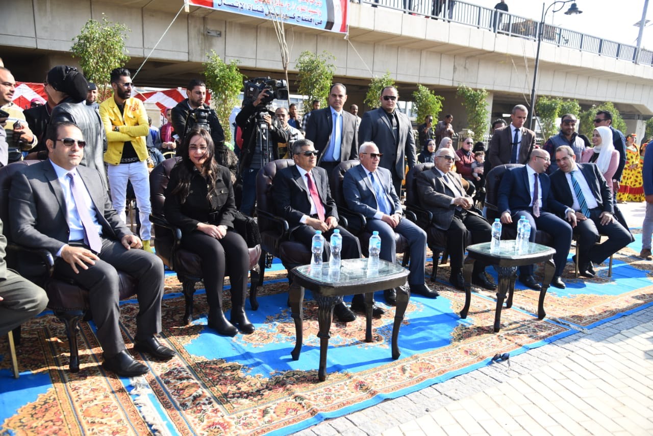 محافظ بورسعيد ورئيس هيئة قناة السويس يفتتحان الممشى السياحى (6)