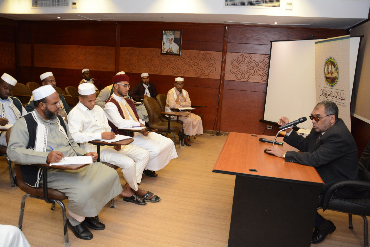 عميد كلية أصول الدين بجامعة الأزهر يلقى محاضرة على أئمة وخطباء ليبيا  (2)