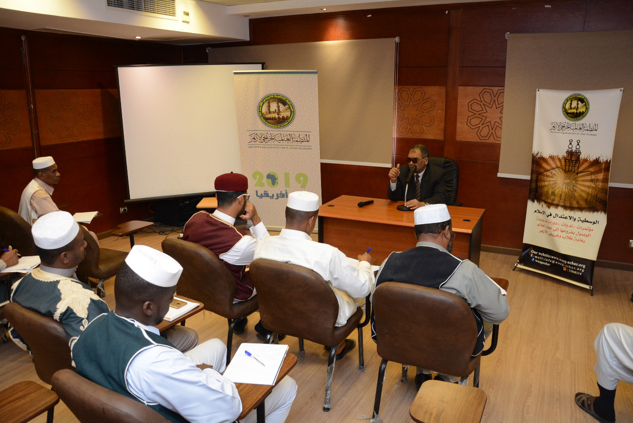 عميد كلية أصول الدين بجامعة الأزهر يلقى محاضرة على أئمة وخطباء ليبيا  (3)