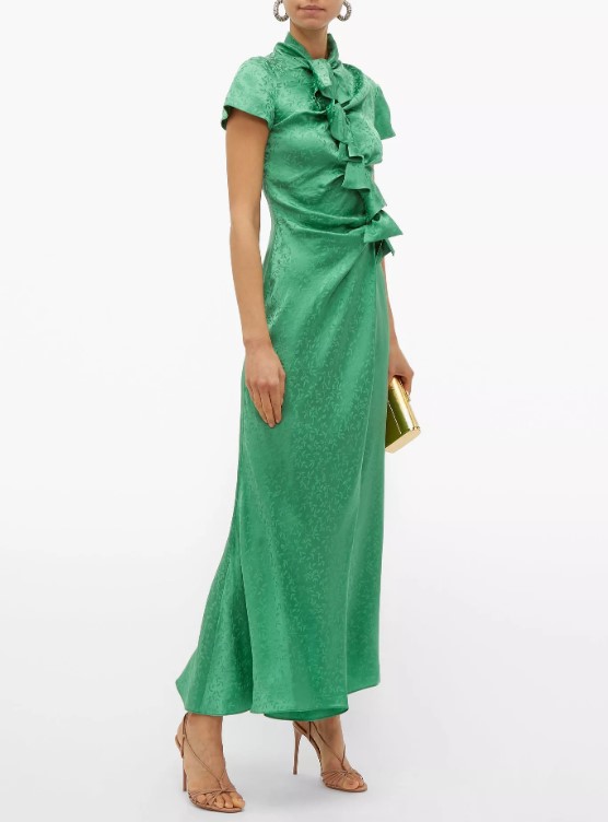 فستان من اللون الأخضر 