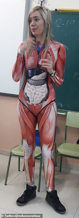 مدرسة أسبانية ترتدى بدلة مرسوم عليها أعضاء الإنسان ليفهم طلابها علم التشريح (1)