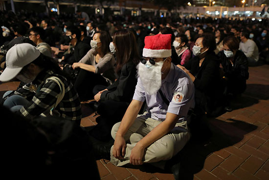متظاهرو هونج كونج يجلسون على الارض