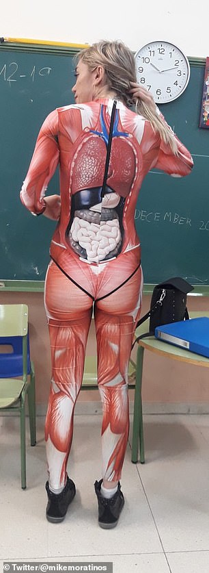 مدرسة أسبانية ترتدى بدلة مرسوم عليها أعضاء الإنسان ليفهم طلابها علم التشريح (2)